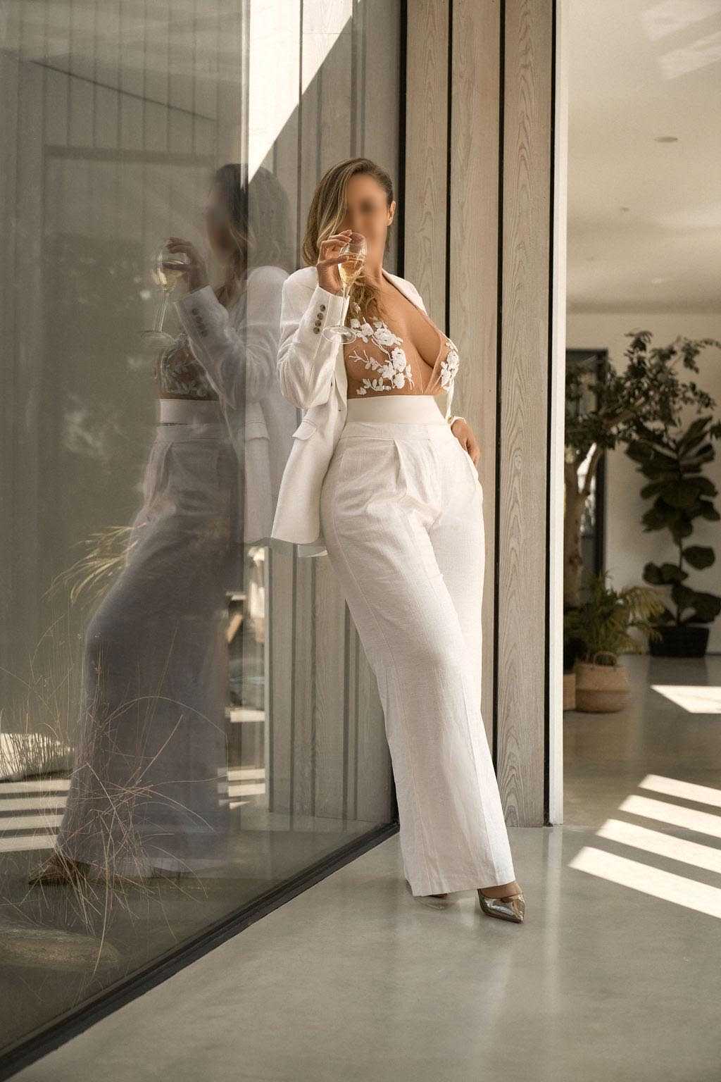 Curvy Courtesan